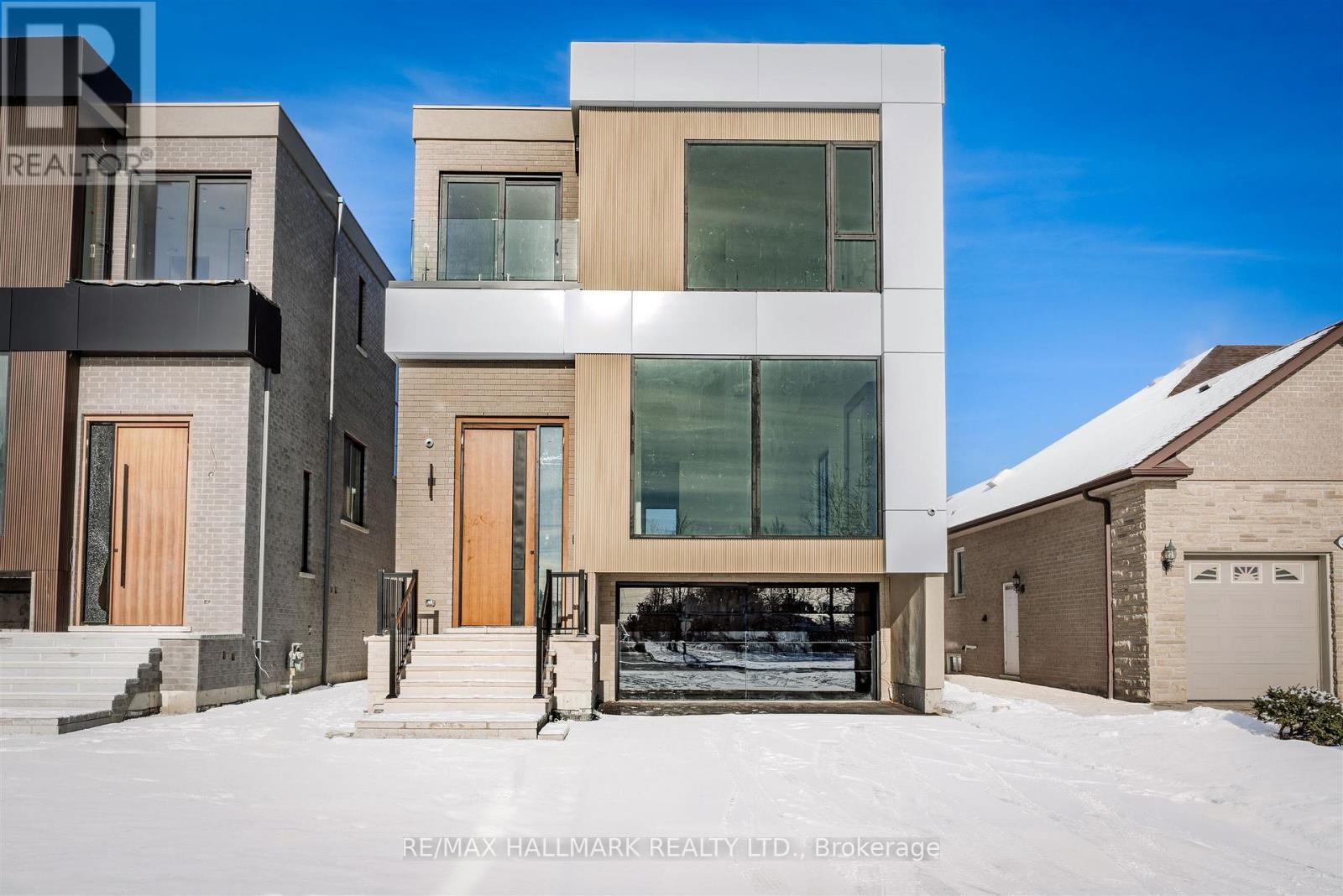 230 TOWNSGATE DRIVE, Vaughan, Ontario
