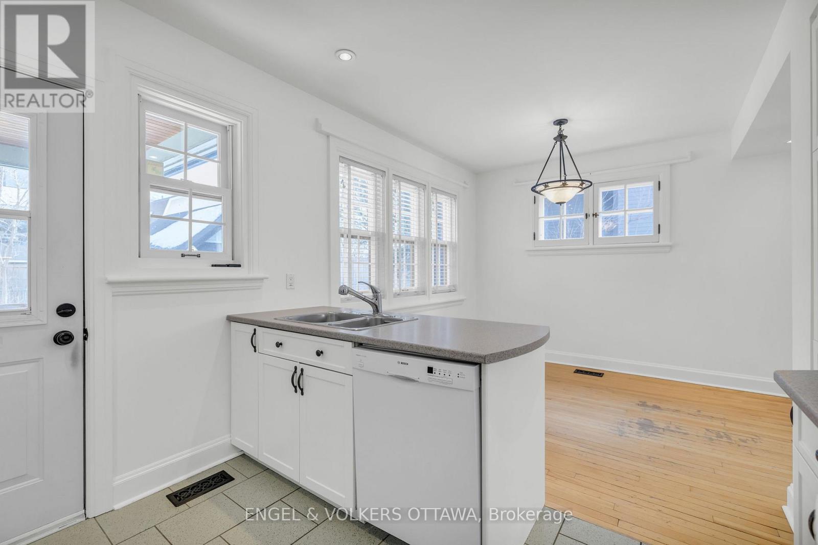 477 Golden Avenue, Ottawa, Ontario  K2A 2E4 - Photo 13 - X12616306