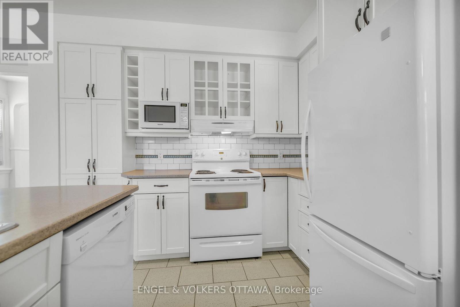 477 Golden Avenue, Ottawa, Ontario  K2A 2E4 - Photo 14 - X12616306