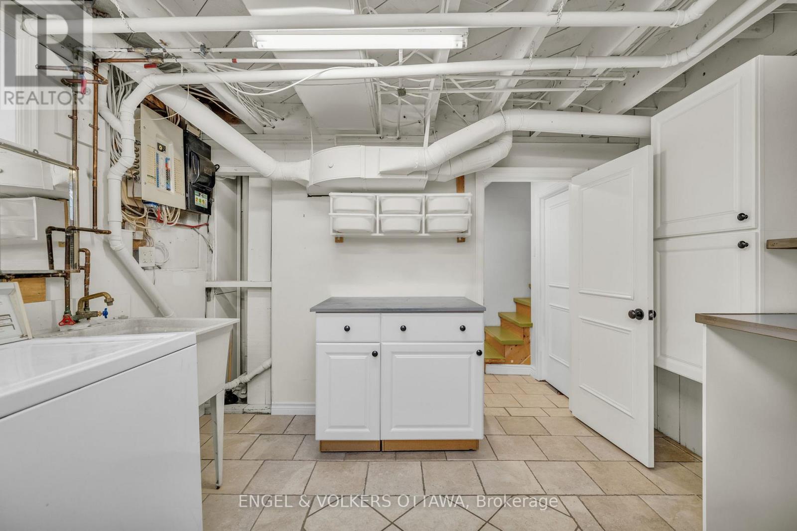 477 Golden Avenue, Ottawa, Ontario  K2A 2E4 - Photo 32 - X12616306