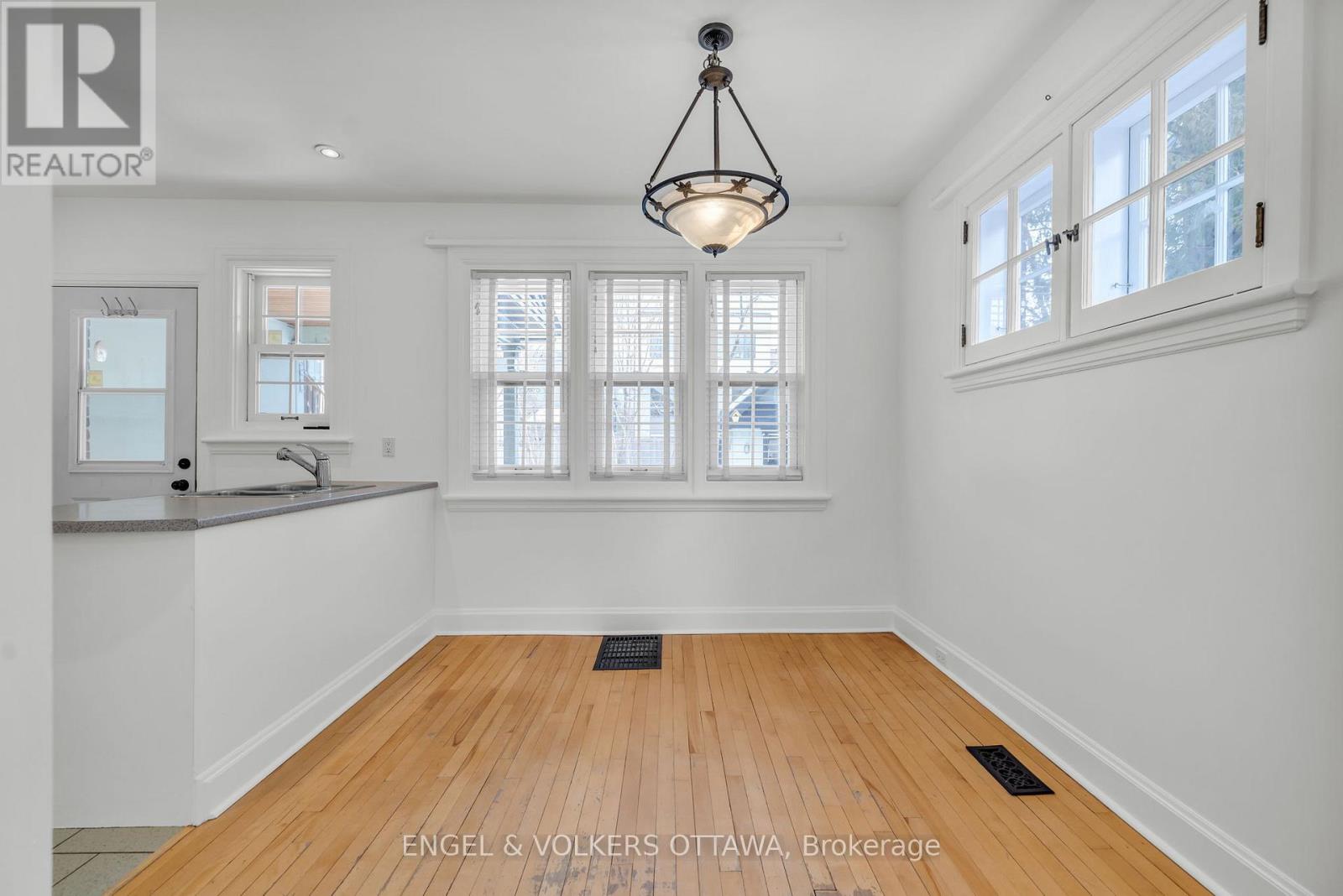 477 Golden Avenue, Ottawa, Ontario  K2A 2E4 - Photo 9 - X12616306