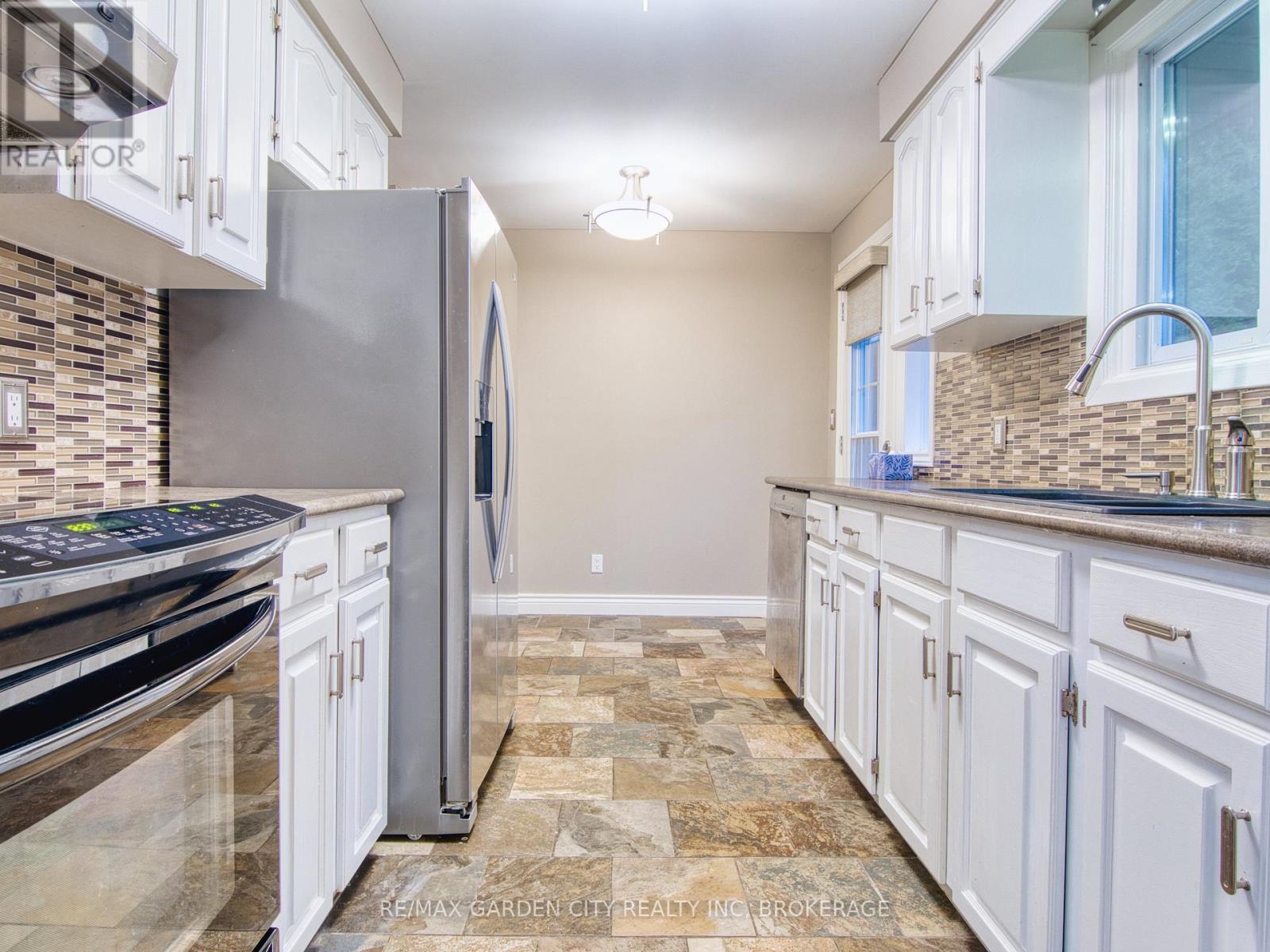 15 Black Friars Road, St. Catharines (Lakeshore), Ontario  L2N 2M8 - Photo 10 - X12616292