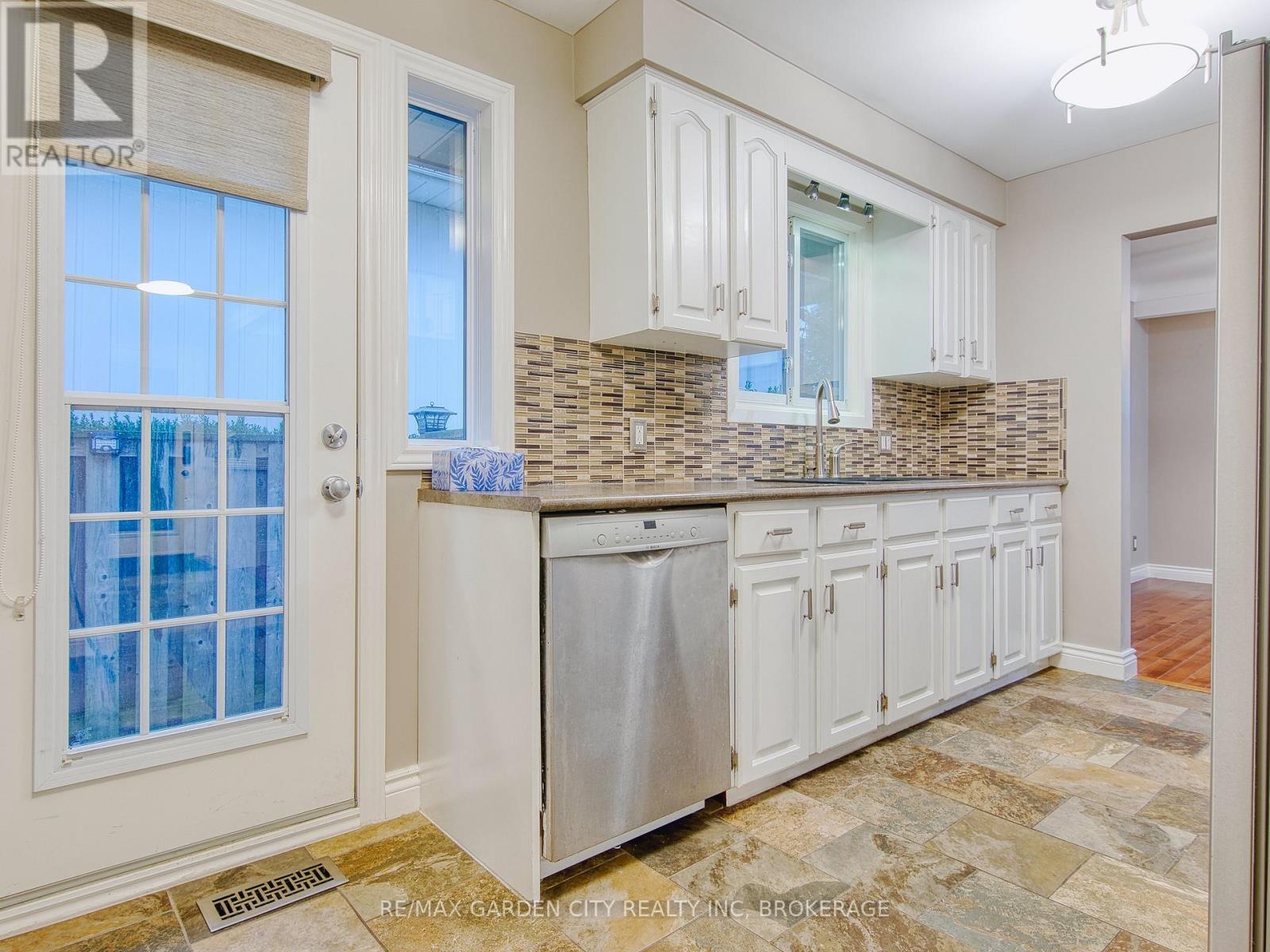 15 Black Friars Road, St. Catharines (Lakeshore), Ontario  L2N 2M8 - Photo 12 - X12616292