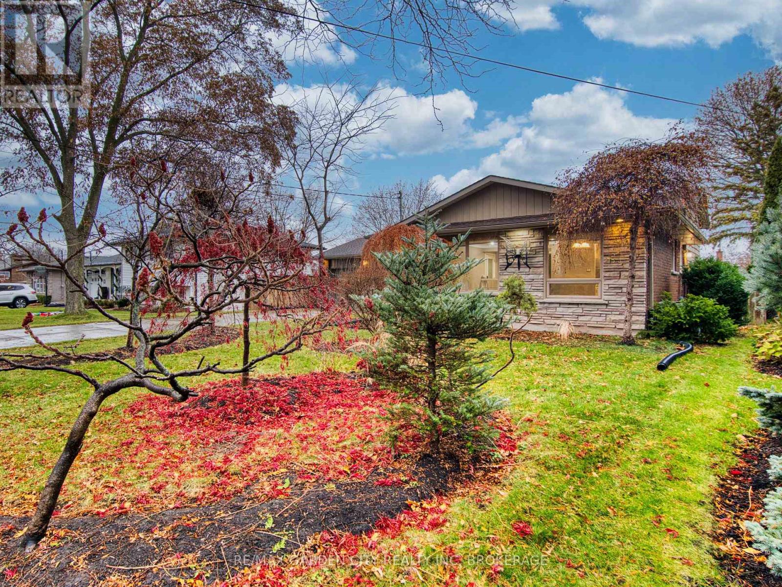 15 Black Friars Road, St. Catharines (Lakeshore), Ontario  L2N 2M8 - Photo 3 - X12616292