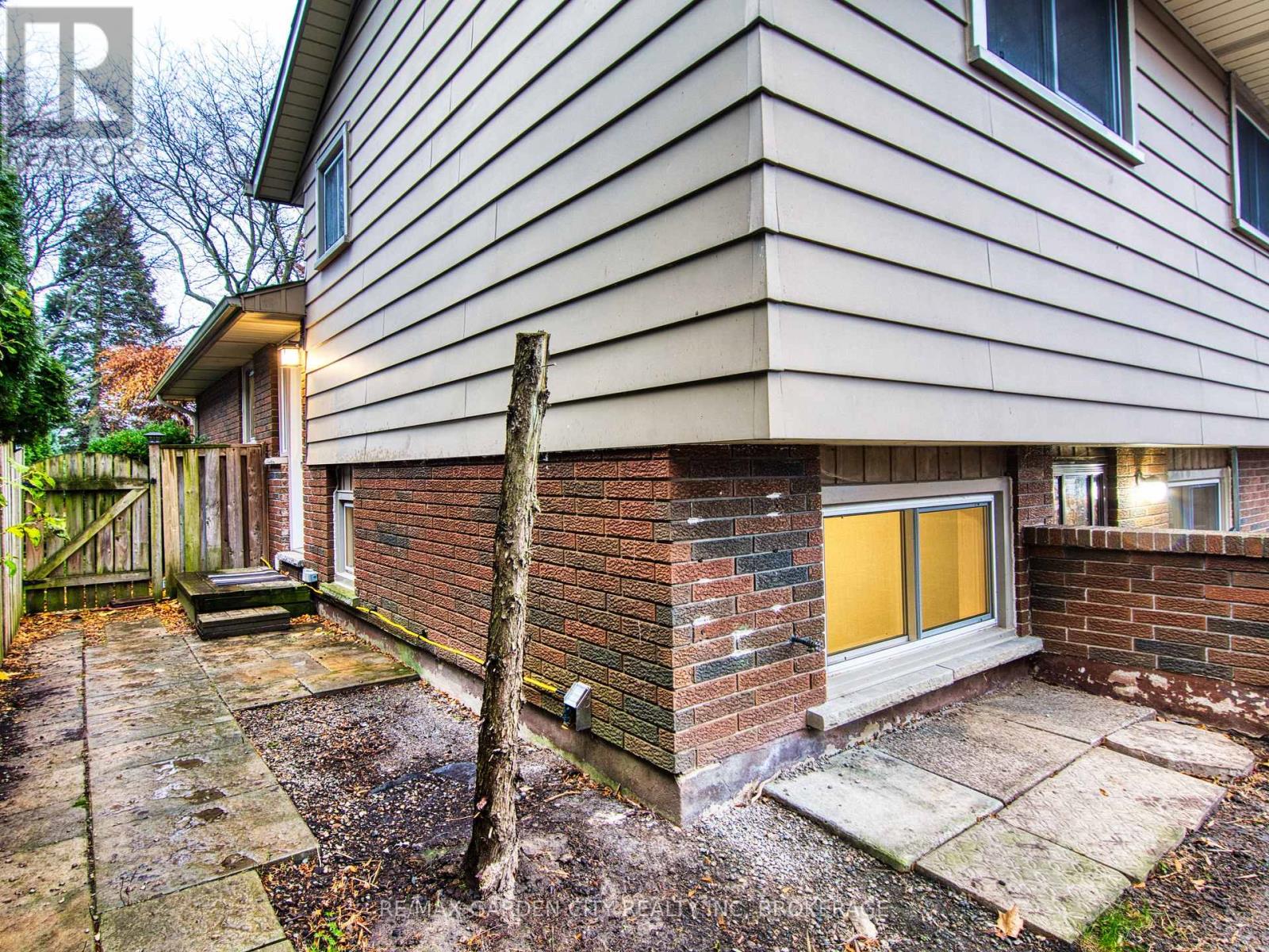 15 Black Friars Road, St. Catharines (Lakeshore), Ontario  L2N 2M8 - Photo 46 - X12616292