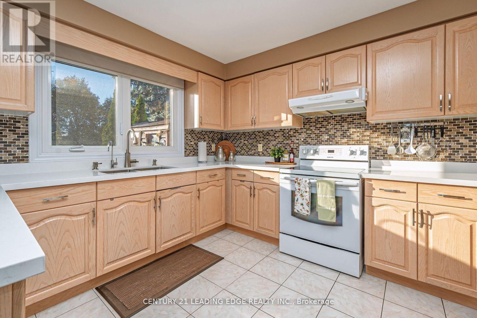 207 Larkin Avenue, Markham, Ontario  L3P 4Y7 - Photo 12 - N12616368