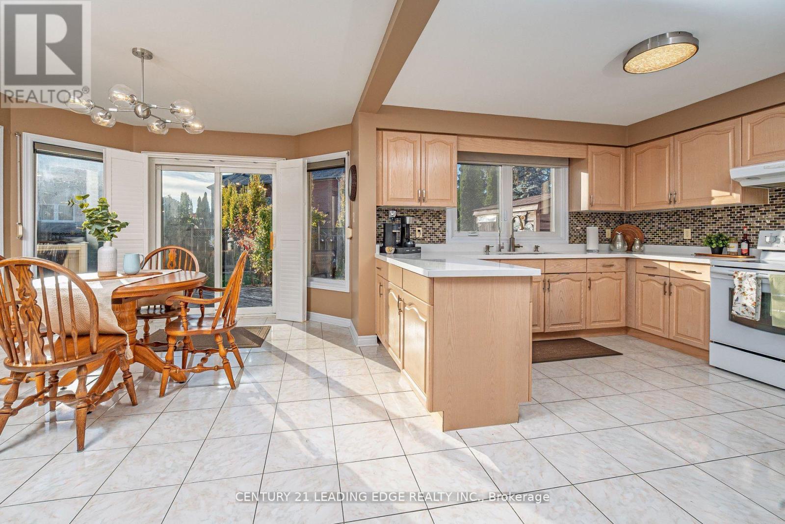 207 Larkin Avenue, Markham, Ontario  L3P 4Y7 - Photo 9 - N12616368