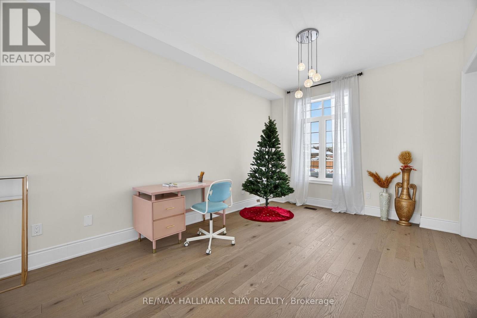 13 Sanford Circle, Springwater, Ontario  L9X 2A8 - Photo 7 - S12616342