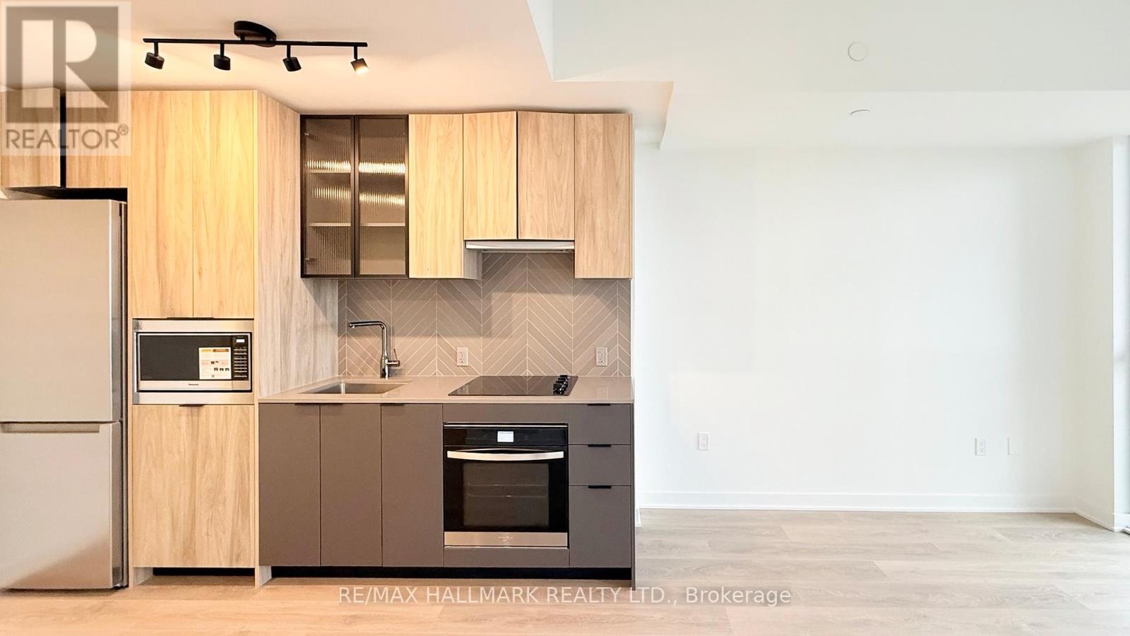 508 - 1037 The Queensway, Toronto, Ontario  M8Z 0C6 - Photo 2 - W12616252