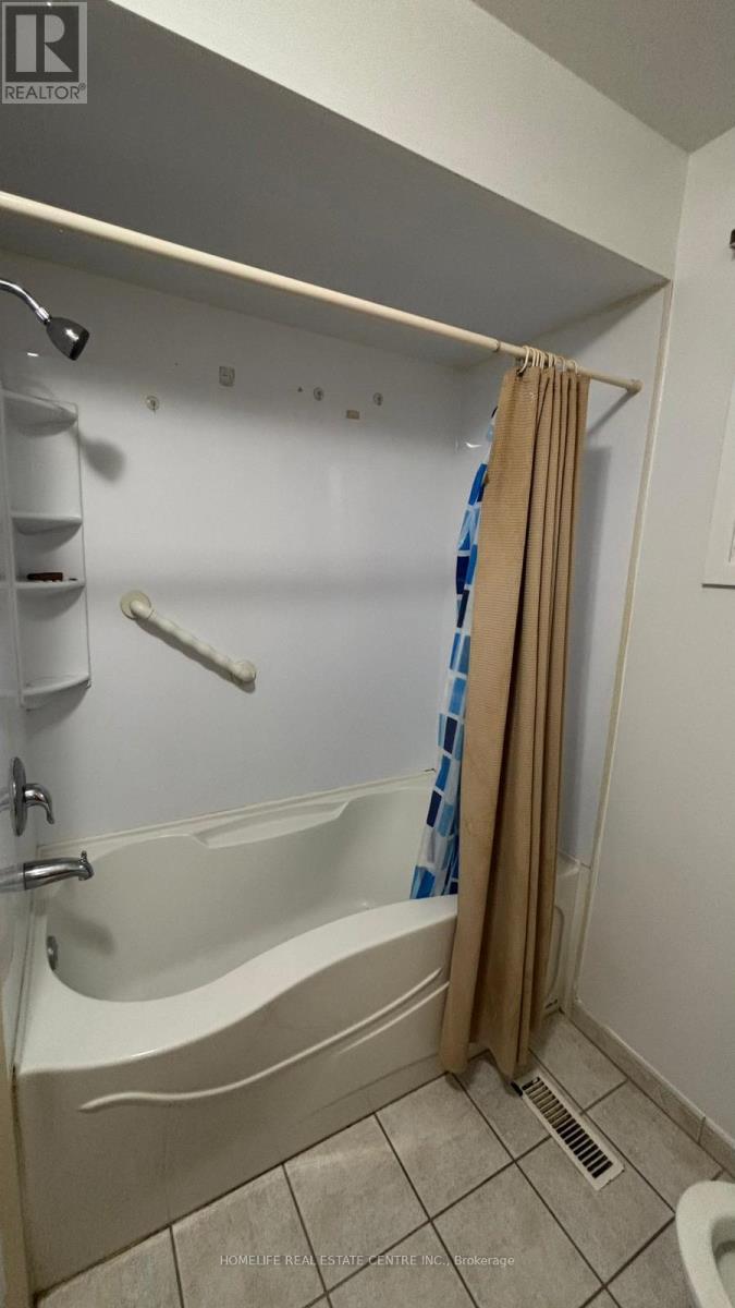 97 Fairglen Avenue, Brampton (Brampton West), Ontario  L6X 1K7 - Photo 10 - W12616256