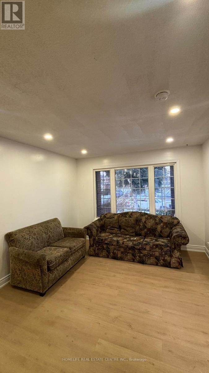 97 Fairglen Avenue, Brampton (Brampton West), Ontario  L6X 1K7 - Photo 2 - W12616256