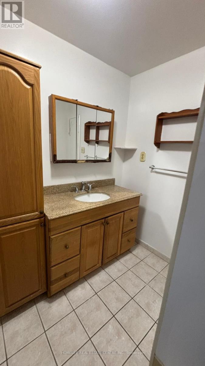 97 Fairglen Avenue, Brampton (Brampton West), Ontario  L6X 1K7 - Photo 9 - W12616256