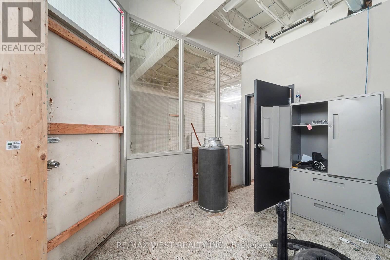 Lower Level - 50 Bartor Road, Toronto (Downsview-Roding-Cfb), Ontario  M9M 2G5 - Photo 21 - W12616310