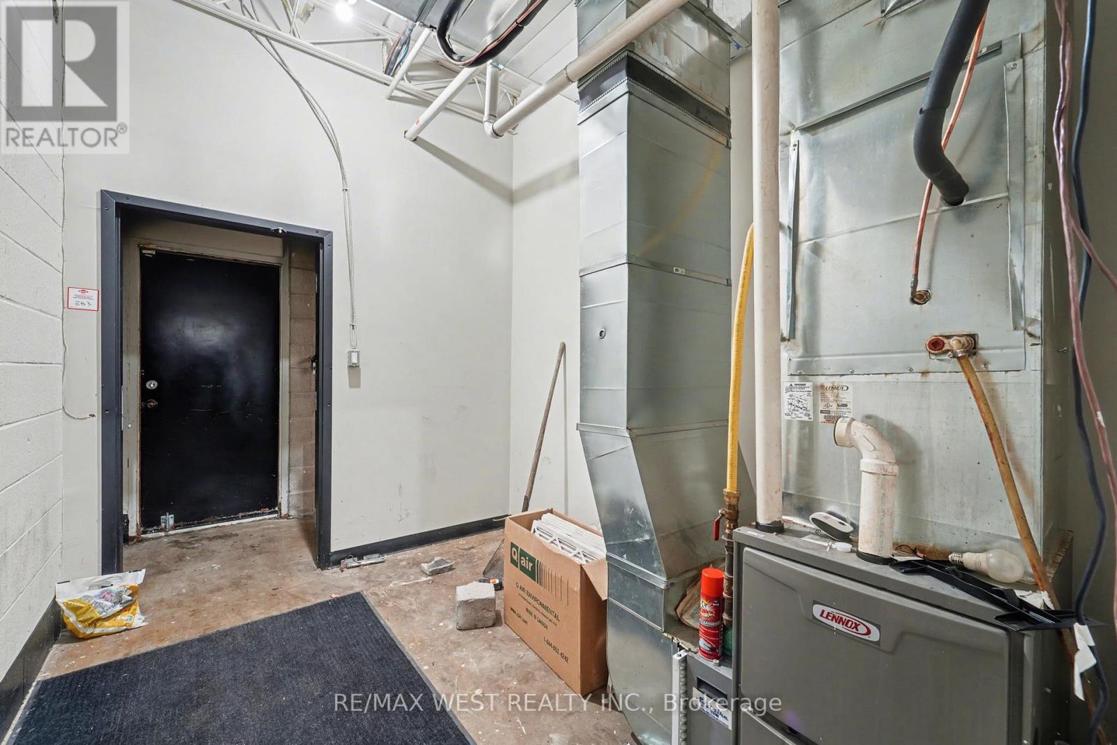 Lower Level - 50 Bartor Road, Toronto (Downsview-Roding-Cfb), Ontario  M9M 2G5 - Photo 8 - W12616310