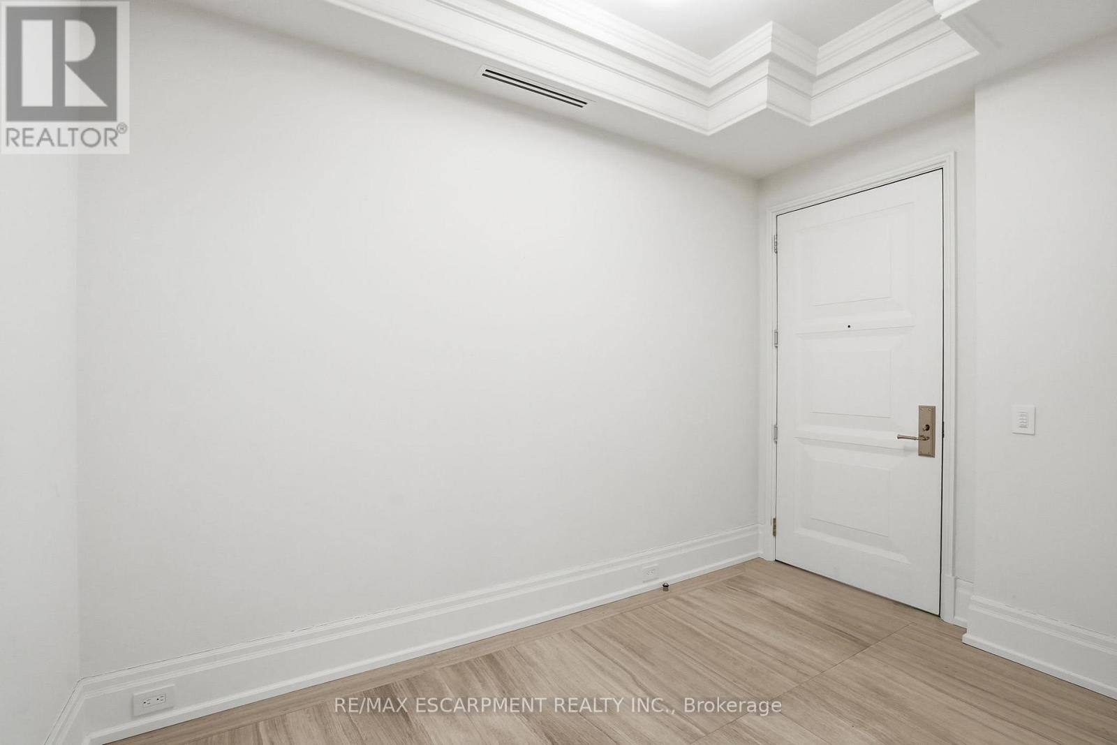 312 - 300 Randall Street, Oakville, Ontario  L6J 0G2 - Photo 8 - W12616350