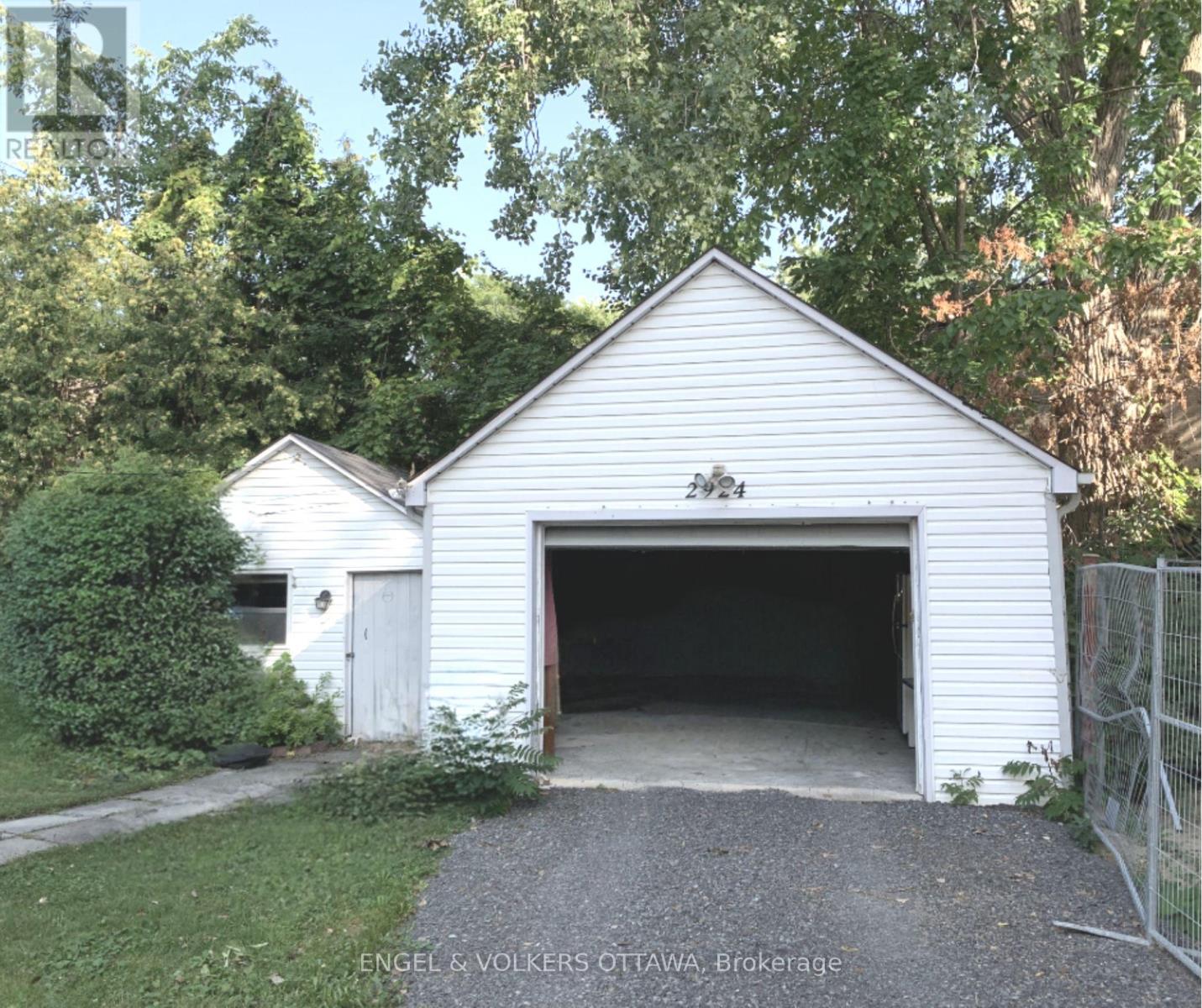 2924 Ahearn Avenue S, Ottawa, Ontario K2B 6Z9 - Photo 3 - X12616422