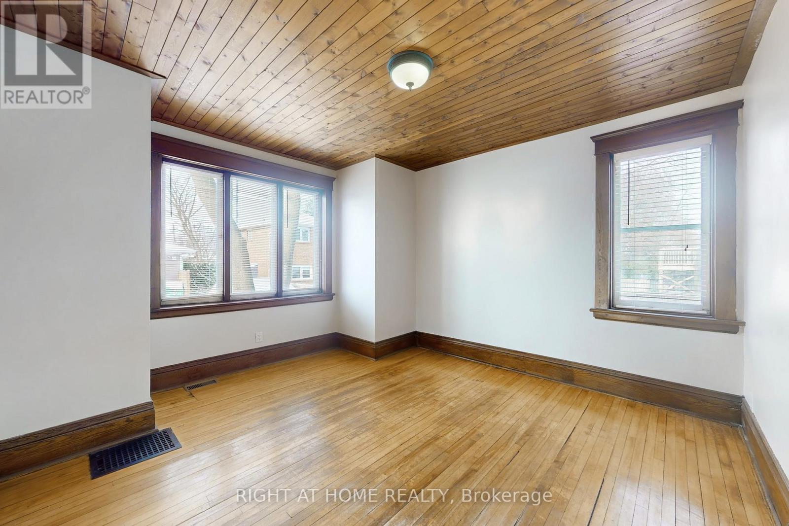 Upper - 333 Millard Avenue, Newmarket, Ontario  L3Y 1Z5 - Photo 5 - N12583784