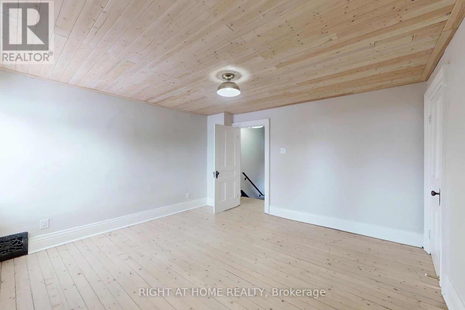 Upper - 333 Millard Avenue, Newmarket, Ontario  L3Y 1Z5 - Photo 9 - N12583784