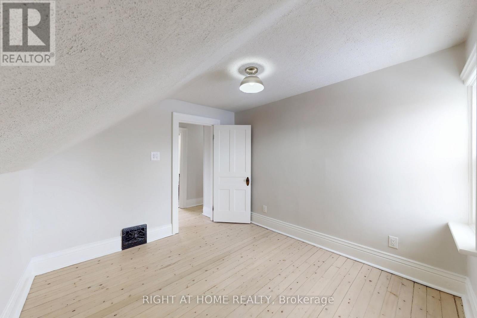 Upper - 333 Millard Avenue, Newmarket, Ontario  L3Y 1Z5 - Photo 16 - N12583784