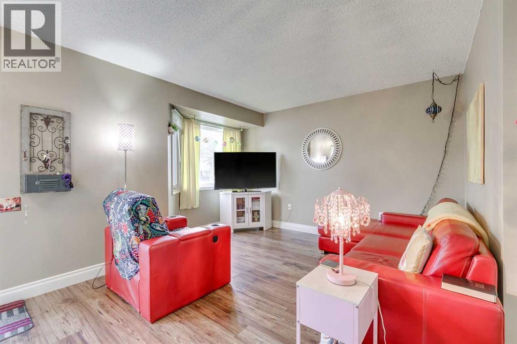 2848 Dovely Park Se, Calgary, Alberta  T2B 3G9 - Photo 6 - A2271427