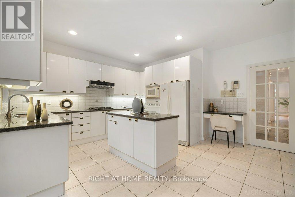 260 Byng Avenue, Toronto, Ontario  M2N 4L3 - Photo 16 - C12616456