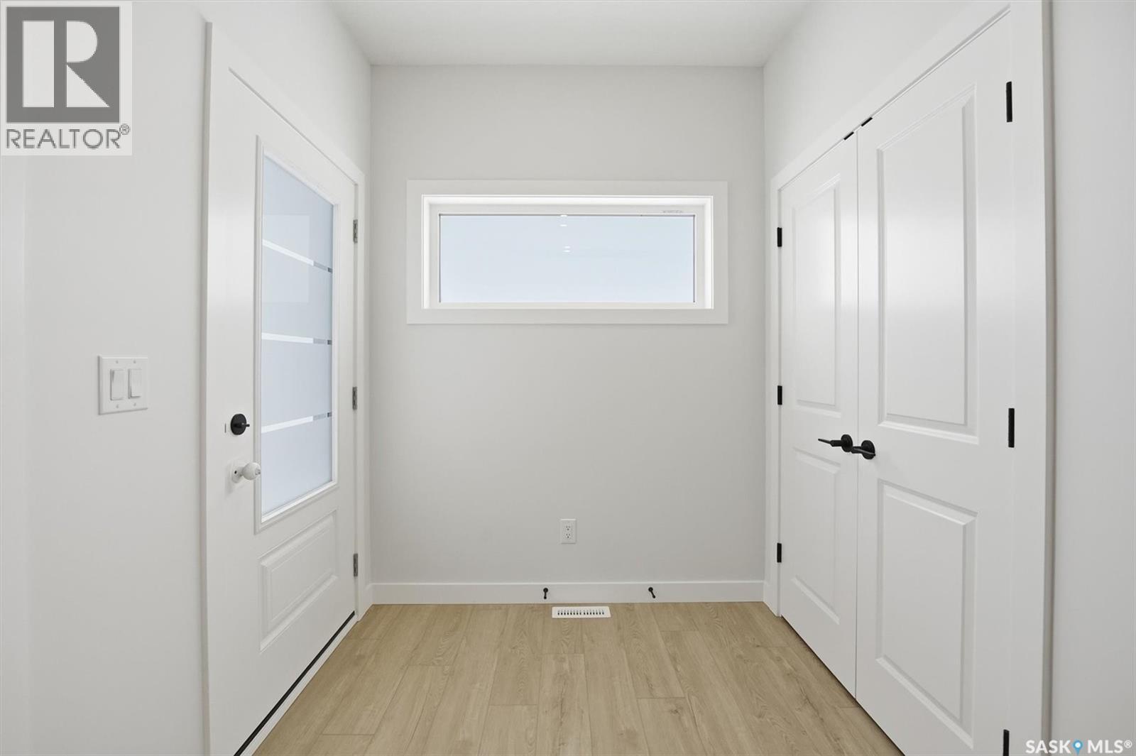 470 Cockcroft Place, Saskatoon, Saskatchewan  S7V 1Y9 - Photo 3 - SK025474