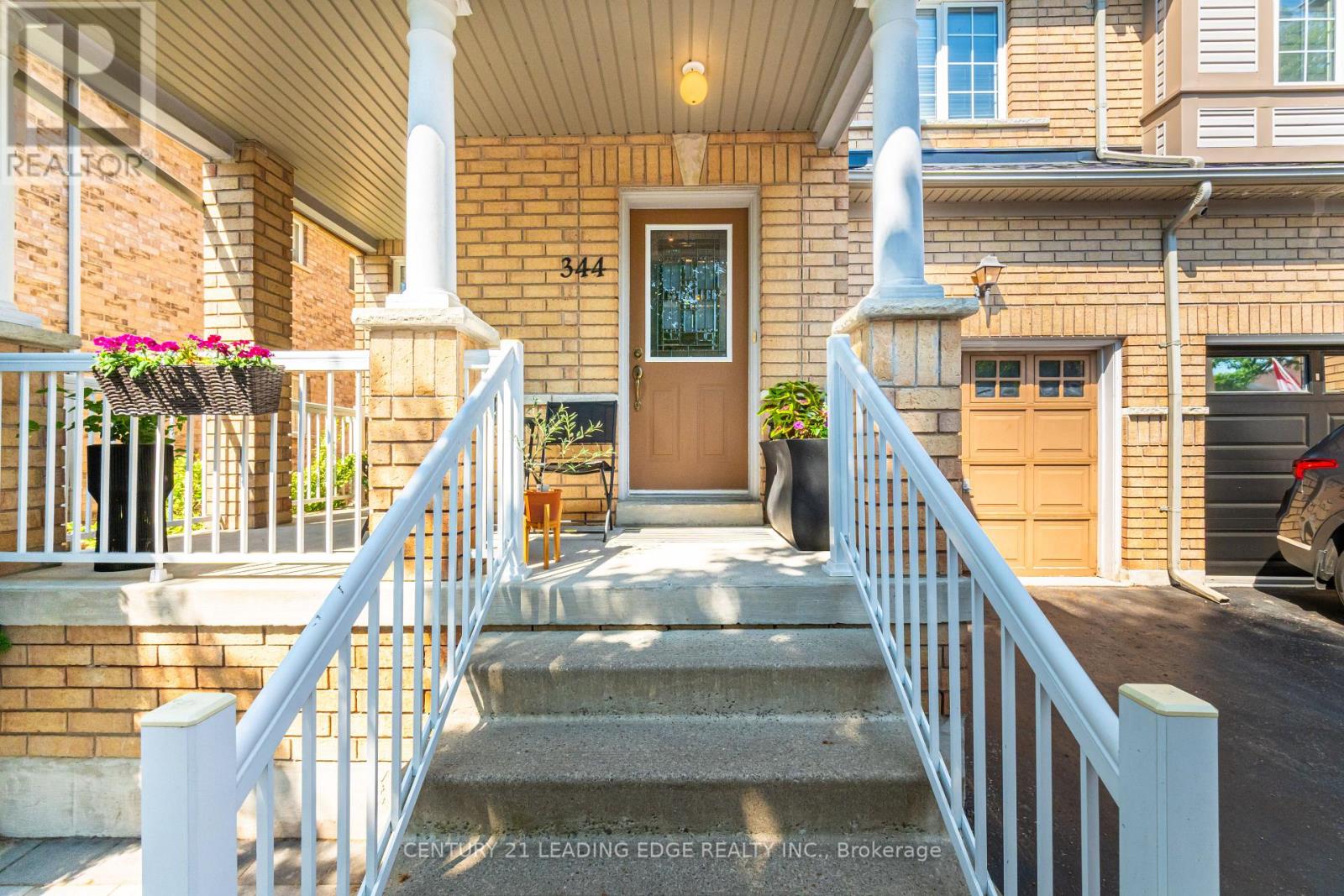 344 Marble Place, Newmarket, Ontario  L3X 2R7 - Photo 3 - N12616404