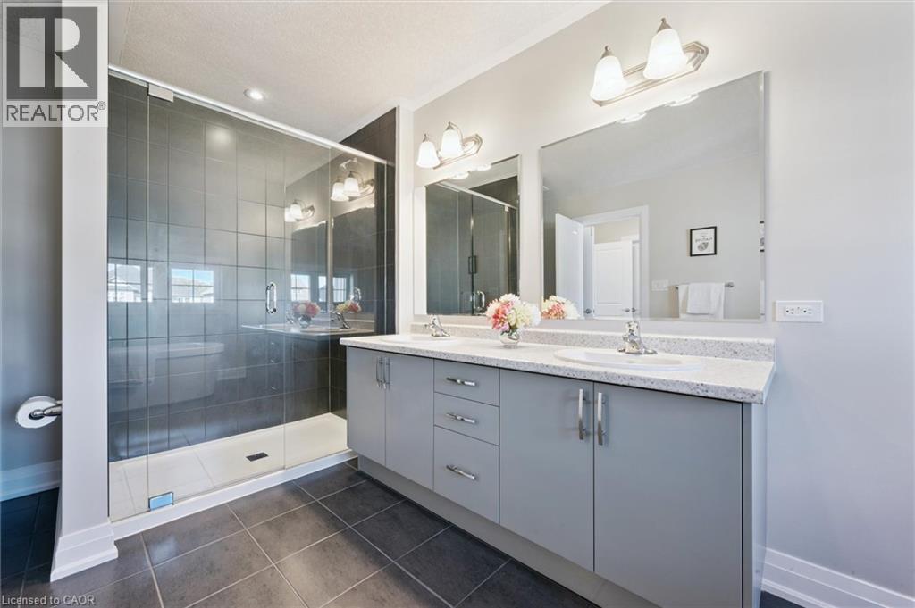 916 Valencia Court, Kitchener, Ontario  N2R 0R5 - Photo 33 - 40779385