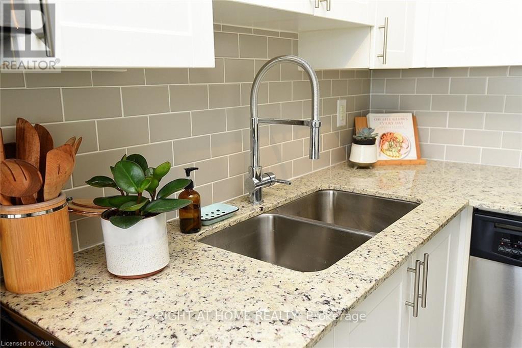 1705 - 1940 Ironstone Drive, Burlington, Ontario  L7L 0E4 - Photo 12 - W12616416