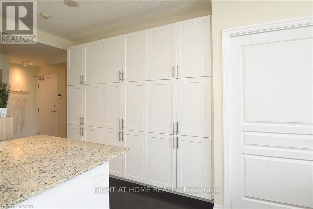 1705 - 1940 Ironstone Drive, Burlington, Ontario  L7L 0E4 - Photo 13 - W12616416