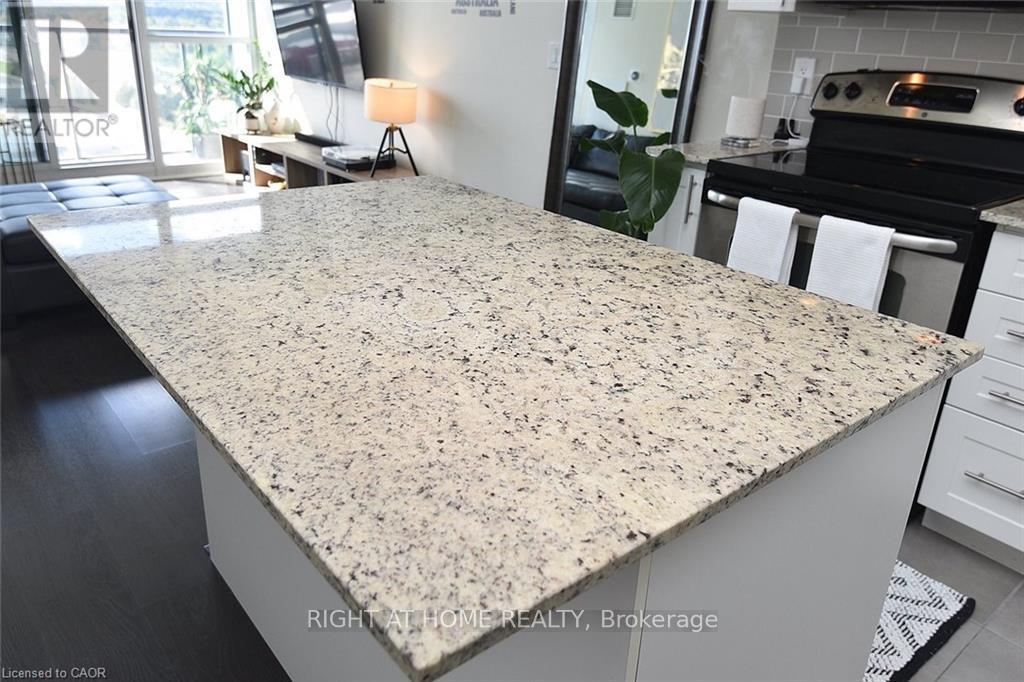 1705 - 1940 Ironstone Drive, Burlington, Ontario  L7L 0E4 - Photo 14 - W12616416