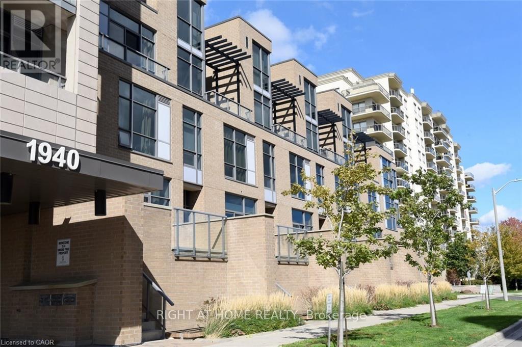 1705 - 1940 Ironstone Drive, Burlington, Ontario  L7L 0E4 - Photo 2 - W12616416