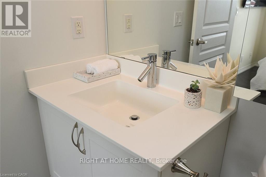 1705 - 1940 Ironstone Drive, Burlington, Ontario  L7L 0E4 - Photo 24 - W12616416