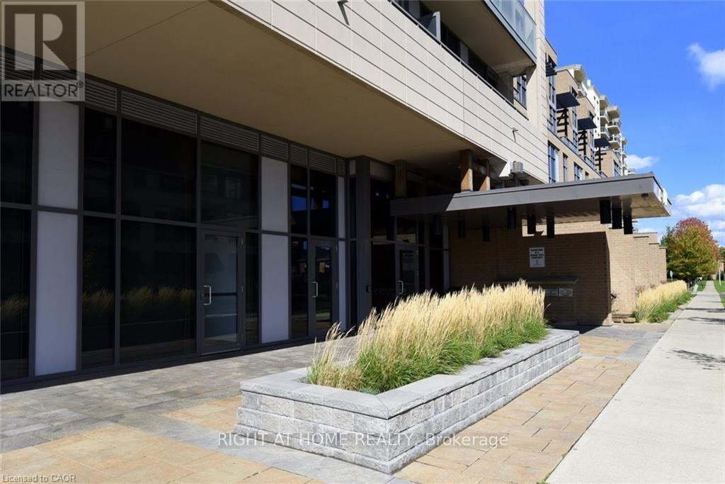 1705 - 1940 Ironstone Drive, Burlington, Ontario  L7L 0E4 - Photo 3 - W12616416