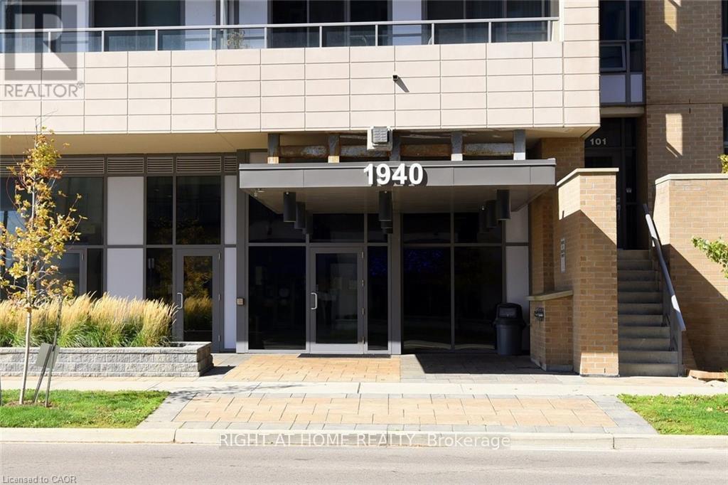 1705 - 1940 Ironstone Drive, Burlington, Ontario  L7L 0E4 - Photo 5 - W12616416