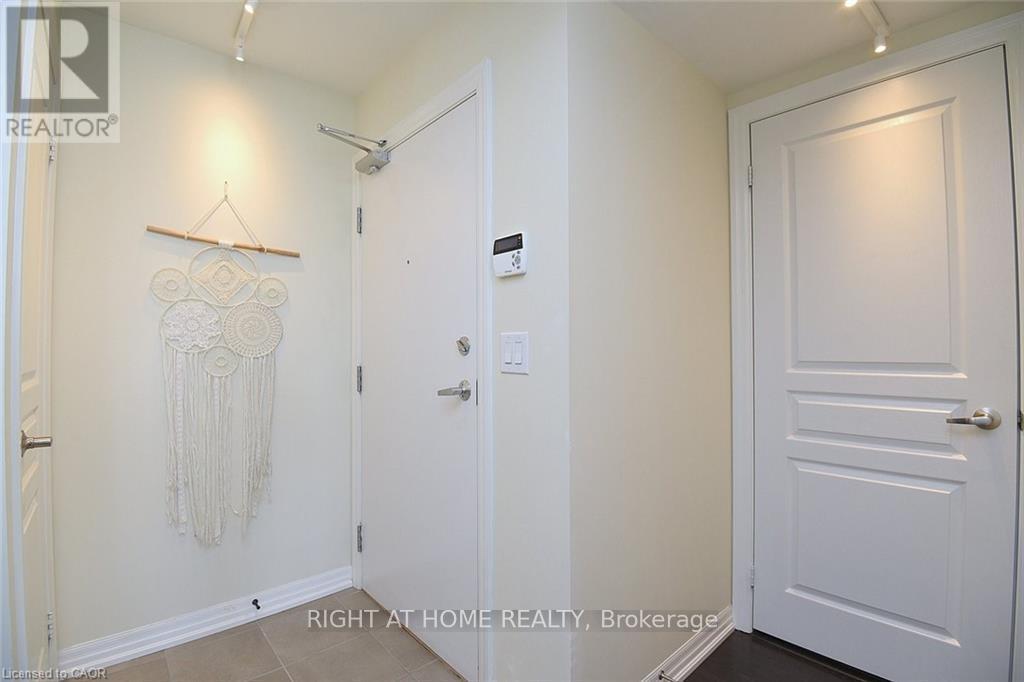 1705 - 1940 Ironstone Drive, Burlington, Ontario  L7L 0E4 - Photo 6 - W12616416