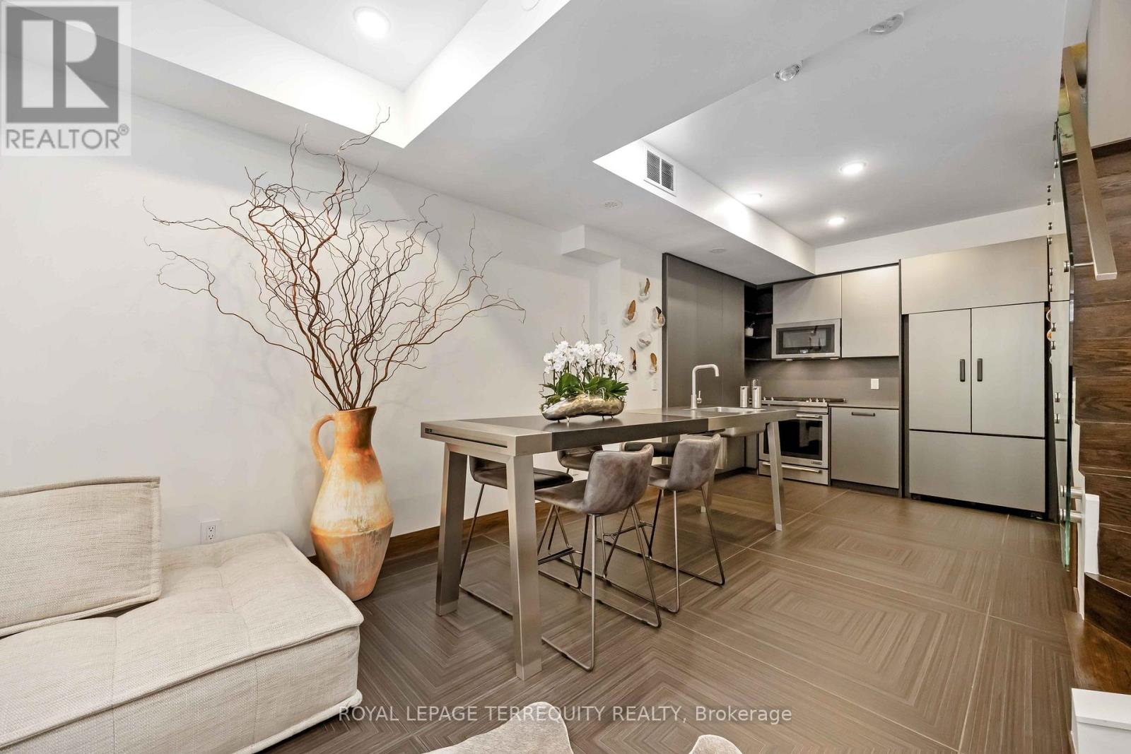 30 - 3 Elsie Lane, Toronto, Ontario  M6P 0B8 - Photo 5 - W12616418