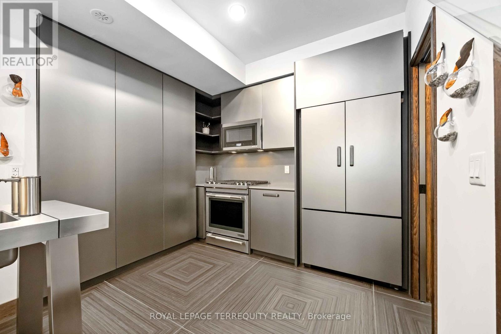 30 - 3 Elsie Lane, Toronto, Ontario  M6P 0B8 - Photo 8 - W12616418