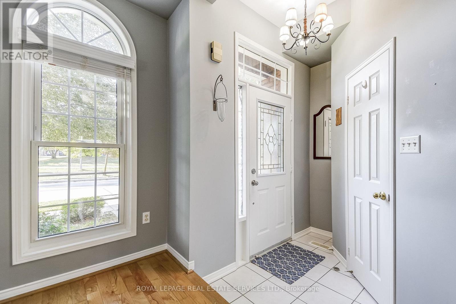 200 Glenashton Drive, Oakville, Ontario  L6H 6H6 - Photo 10 - W12616426