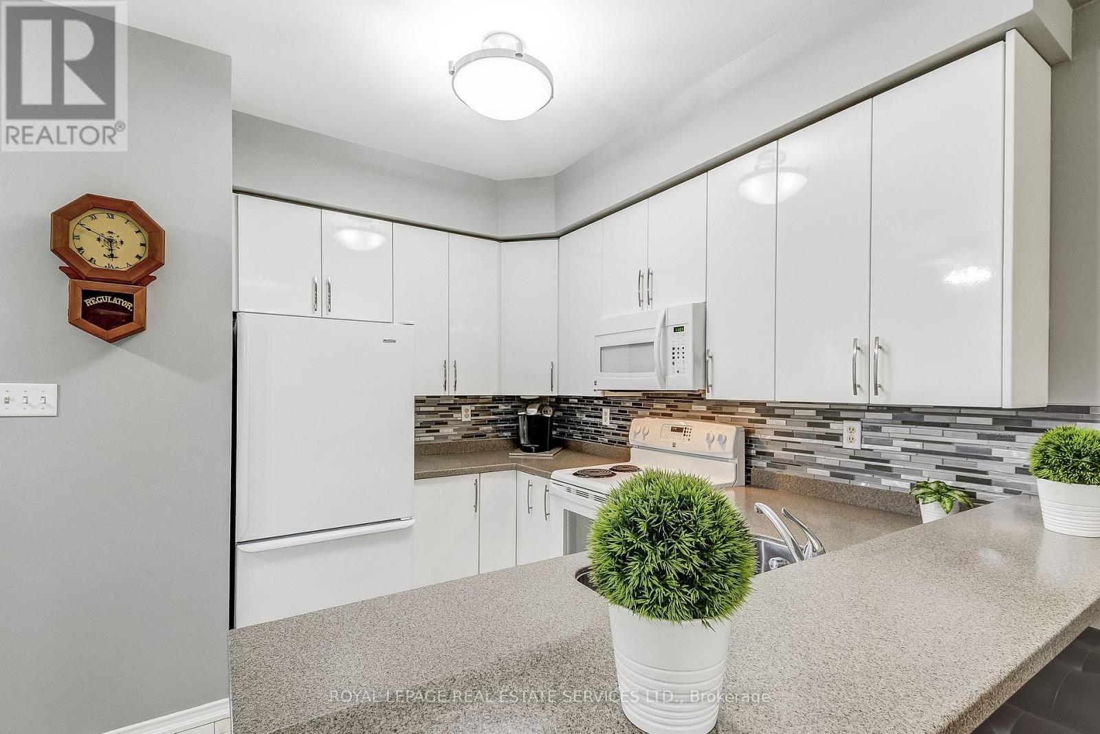 200 Glenashton Drive, Oakville, Ontario  L6H 6H6 - Photo 15 - W12616426