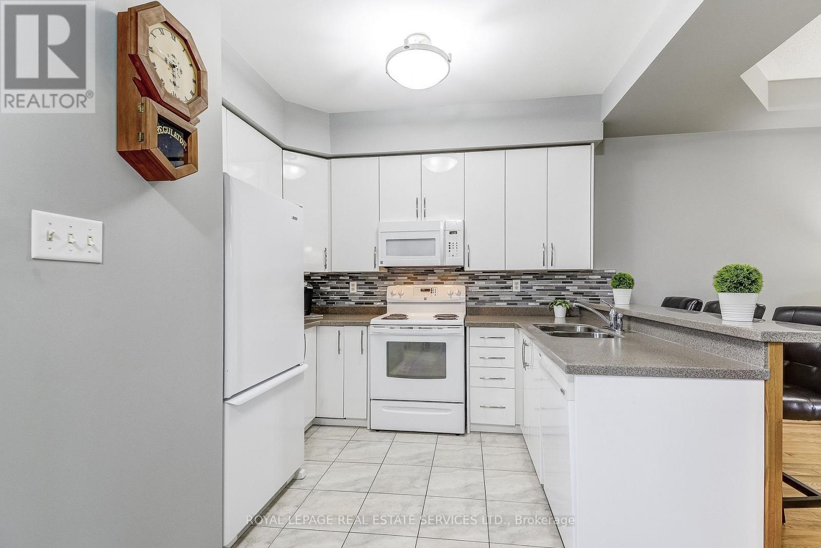 200 Glenashton Drive, Oakville, Ontario  L6H 6H6 - Photo 17 - W12616426