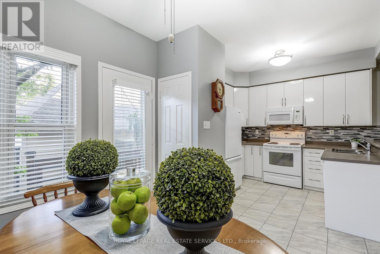 200 Glenashton Drive, Oakville, Ontario  L6H 6H6 - Photo 19 - W12616426