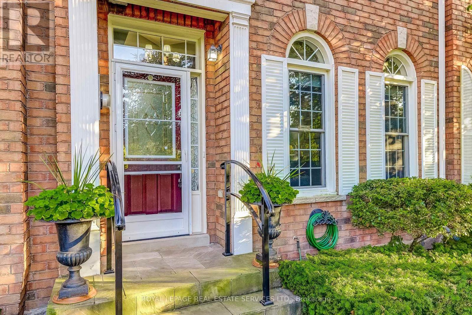 200 Glenashton Drive, Oakville, Ontario  L6H 6H6 - Photo 2 - W12616426