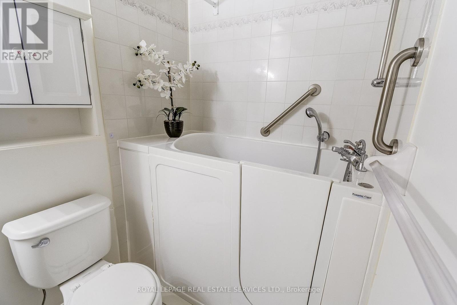 200 Glenashton Drive, Oakville, Ontario  L6H 6H6 - Photo 33 - W12616426