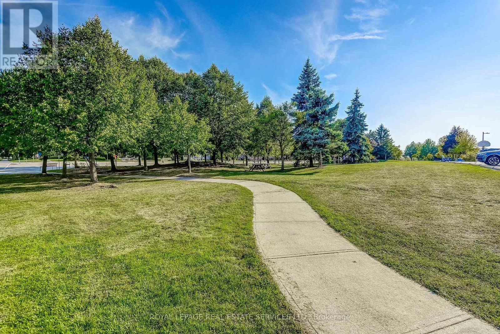 200 Glenashton Drive, Oakville, Ontario  L6H 6H6 - Photo 9 - W12616426