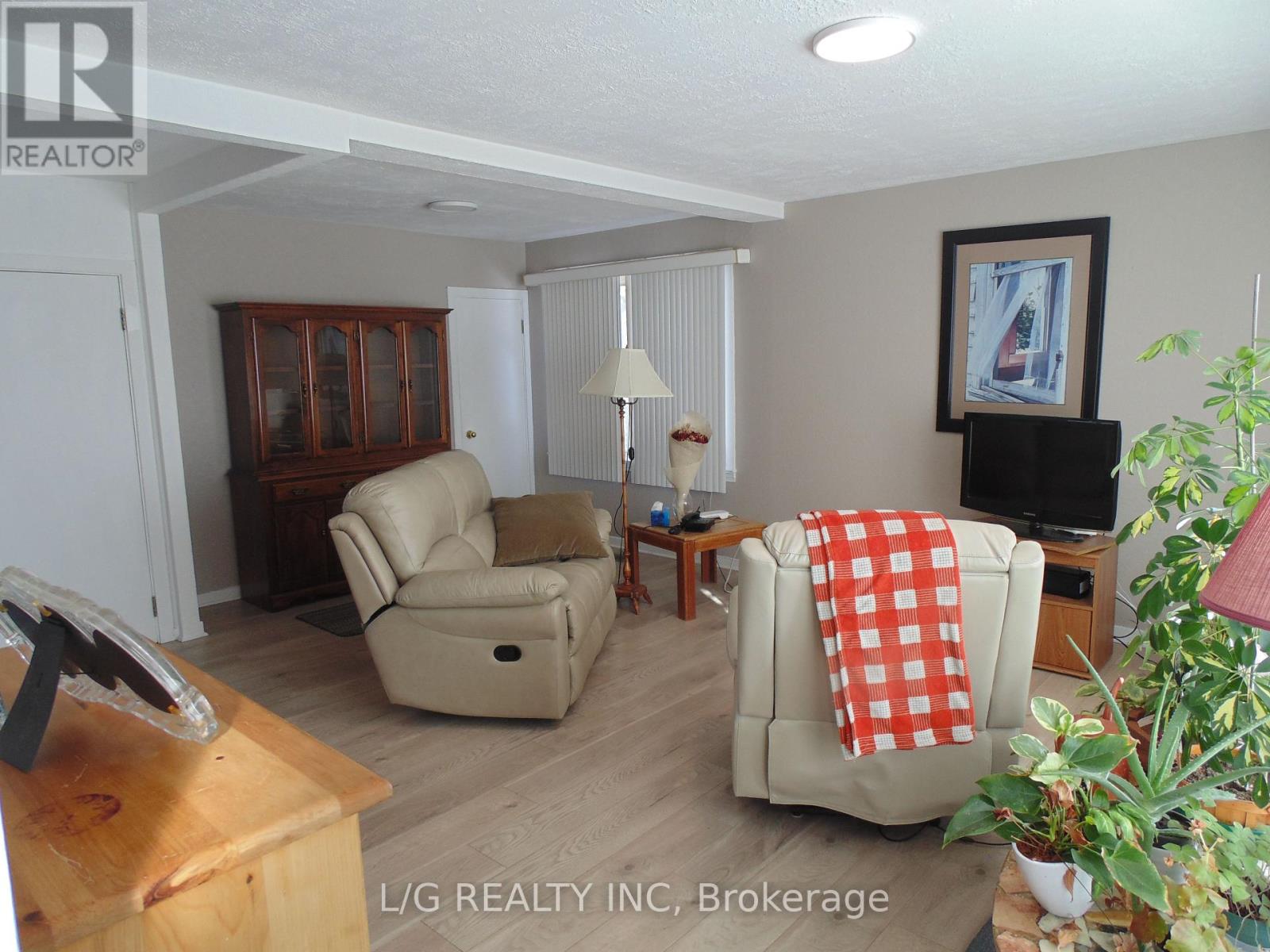 4 Brookview Crescent, Brockville, Ontario  K6V 4P1 - Photo 4 - X12616602