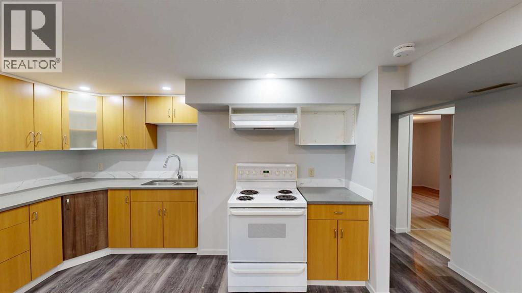 B, 845 Stafford Drive N, Lethbridge, Alberta  T1H 2B7 - Photo 2 - A2274746