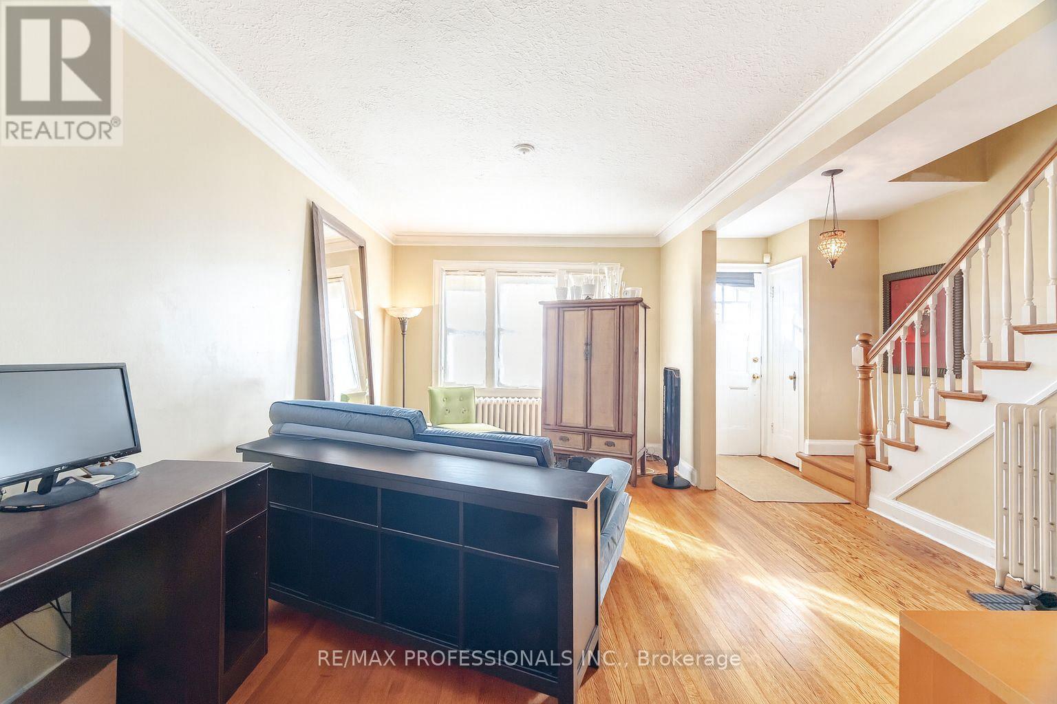 40 Warren Crescent, Toronto, Ontario  M6S 4S2 - Photo 7 - W12583882