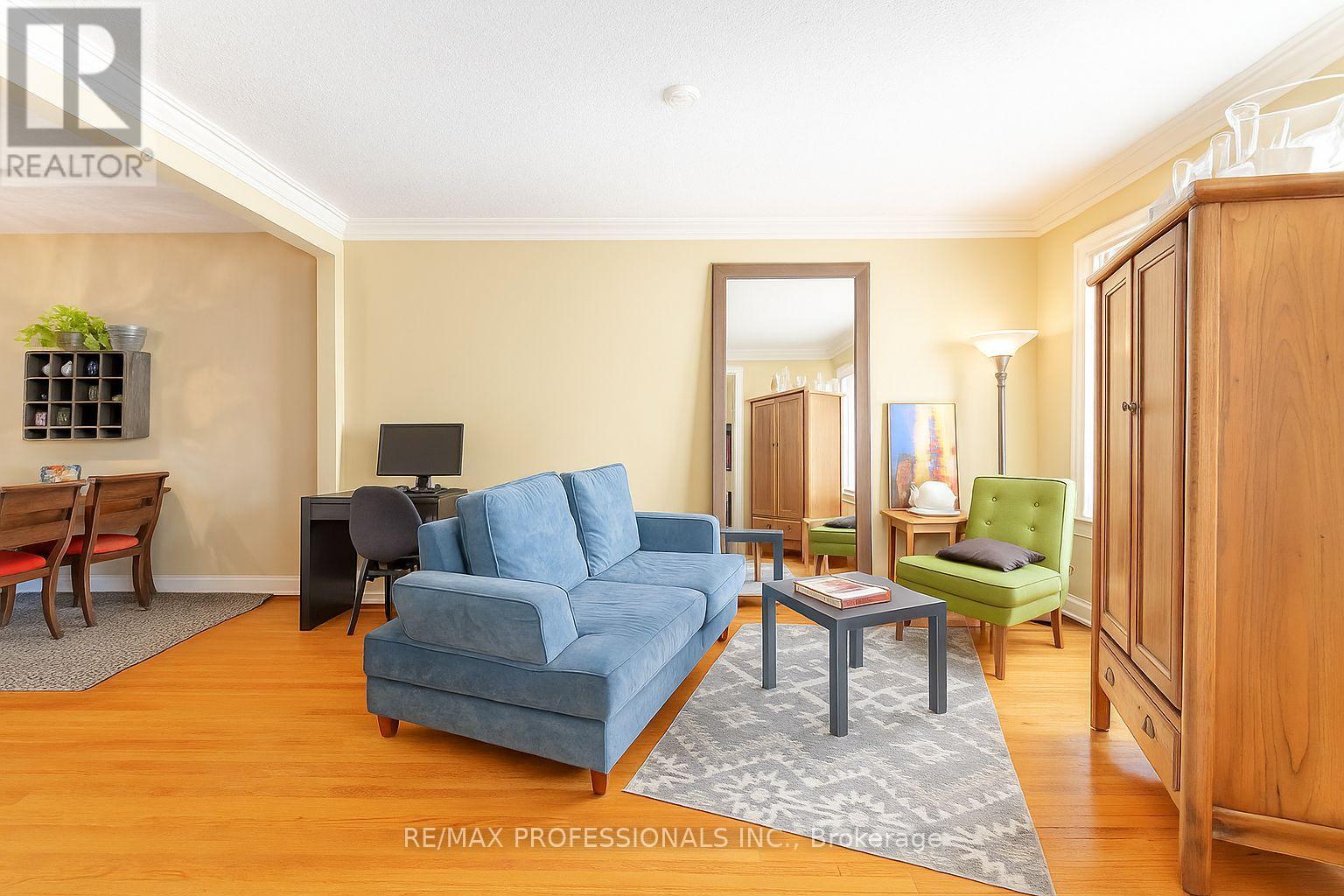 40 Warren Crescent, Toronto, Ontario  M6S 4S2 - Photo 4 - W12583882