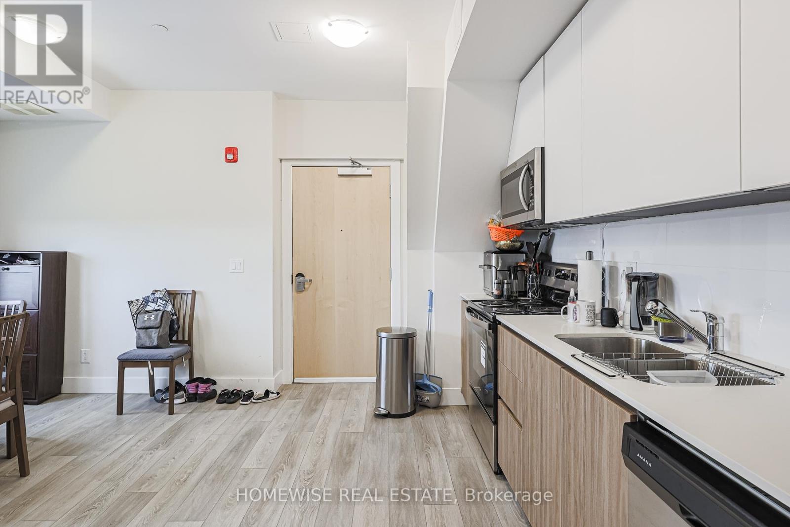 R02 - 293 Viewmount Avenue, Toronto, Ontario  M6B 3H8 - Photo 6 - W12616474